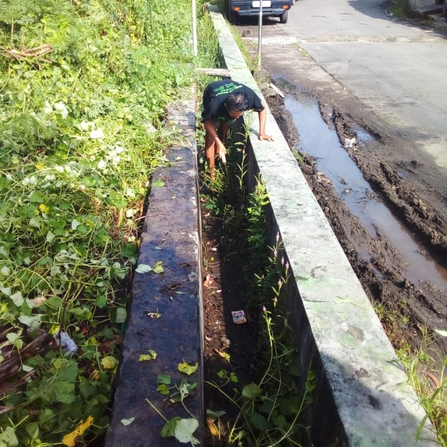 Puasa Tak Menghalangi, Warga RW 08 Kaloran Giat Bersih-Bersih Lingkungan